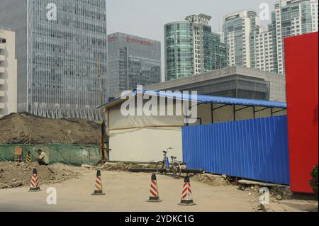 16.08.2012, Pechino, Cina, Asia, Un cantiere nel centro finanziario della capitale cinese con nuovi edifici sullo sfondo, Asia Foto Stock