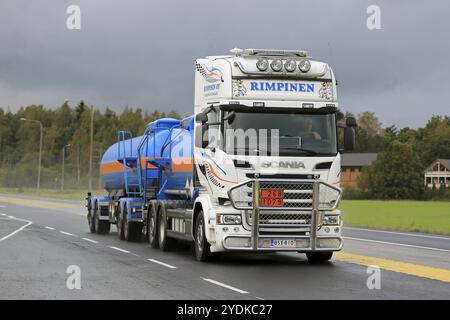 JOKIOINEN, FINLANDIA, 4 SETTEMBRE 2016: Carro armato Scania R580 personalizzato bianco di Rimpinen Oy per il trasporto di merci ADR lungo l'autostrada nelle giornate piovose. Il Foto Stock