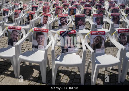 17.05.2024, Berlino, Germania, Europa, i ritratti degli ostaggi israeliani rapiti sono attaccati a sedie vuote sulla Bebelplatz a Berlino-Mitte in un simbolo Foto Stock