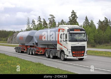 PAIMIO, FINLANDIA, 9 GIUGNO 2017: Il carro armato Volvo FH arancione e bianco di Korsu Oy si sposta lungo la superstrada nel paesaggio estivo finlandese Foto Stock