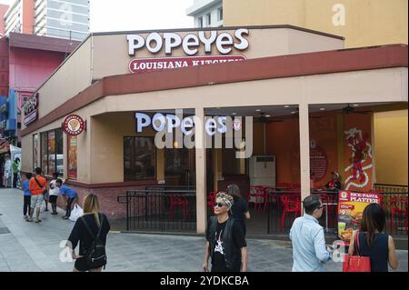 07.11.2019, Singapore, Repubblica di Singapore, Asia, la gente passa davanti ad un fast food Popeyes nel centro della città. La catena di ristoranti offre di Foto Stock
