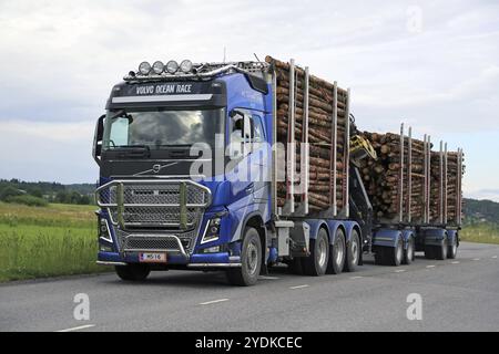 SALO, FINLANDIA, 10 LUGLIO 2015: Camion per tronchi Volvo FH16 a pieno carico in legno. Il CEPI informa che il consumo europeo di carta e cartone è Foto Stock