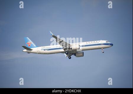 02.08.2023, Singapore, Repubblica di Singapore, Asia, Un aeromobile passeggeri Airbus A321-200N di China Southern Airlines con immatricolazione B-303W in avvicinamento Foto Stock