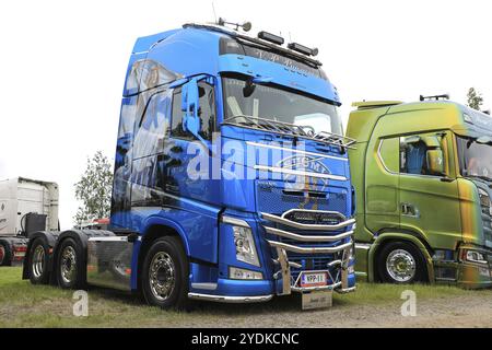 LOVIISA, FINLANDIA, 1° LUGLIO 2017: Veicolo Volvo FH500 blu di Kuljetus V-P Puurunen con il tema della Finlandia 100 anni in mostra sul Riverside Truck Meet Foto Stock