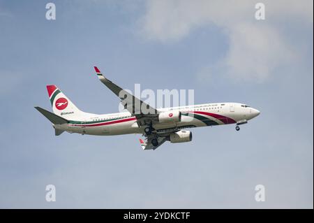 15.07.2023, Singapore, Repubblica di Singapore, Asia, Un aeromobile passeggeri Biman Bangladesh Airlines del tipo Boeing 737-800 con registrazione S2-AEW attivata Foto Stock