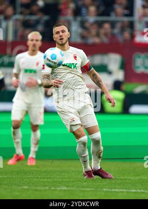 Jeffrey GOUWELEEUW, FCA 6 nella partita FC AUGSBURG - BORUSSIA DORTMUND 2-1 il 26 ottobre 2024 ad Augusta, Germania. Stagione 2024/2025, 1.Bundesliga, FCA, BVB, giorno 8, 8.Spieltag Photographer: immagini ddp/STAR-images - LE NORMATIVE DFL VIETANO QUALSIASI USO DI FOTOGRAFIE come SEQUENZE DI IMMAGINI e/o QUASI-VIDEO - Foto Stock