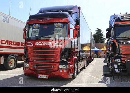 PORVOO, FINLANDIA, 2 LUGLIO 2016: Nuovo e bellissimo veicolo Scania R730 rosso e nero e rimorchio completo per l'annuale Riverside Truck Meeting 2016 Foto Stock