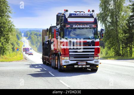 Lo splendido camion Scania 164L 580 Danmark trasporta il veicolo su un semirimorchio in un convoglio di autocarri al Power Truck Show 2021. Ikaalinen, Finlandia. 12 agosto 2021 Foto Stock