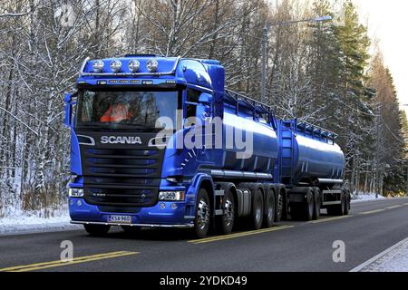 RAASEPORI, FINLANDIA, 4 NOVEMBRE 2016: Il carro armato blu Scania R580 per il trasporto di merci sfuse si sposta lungo l'autostrada per prelevare il carico nel primo pomeriggio invernale Foto Stock