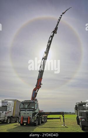 Veicolo Volvo FH16 con gru Effer 2055 di Kuljetusliike Tauno Salminen Ky, portata 40 metri, sfondo cielo alone. Alahaerma, Finlandia. 11 agosto 2017 Foto Stock