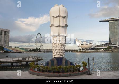 28.05.2020, Singapore, Repubblica di Singapore, Asia, ha abbandonato il Merlion Park con la statua sul lungomare di Marina Bay durante il periodo di blocco in mezzo al Foto Stock