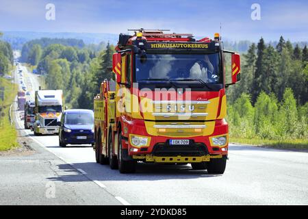 Veicolo di recupero per carichi pesanti Sisu Polar per il traino di semicamion, Hinausautokeskus in convoglio, Power Truck Show 2021. Ikaalinen, Finlandia. 12 agosto 2021 Foto Stock