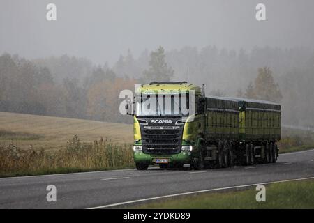 Salo, Finlandia. 4 ottobre 2019. Green Scania R730 Truck di Kuljetus Saarinen Oy tira rimorchio lungo l'autostrada 52 all'inizio di ottobre nevicata Foto Stock