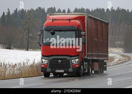 SALO, FINLANDIA, 10 MARZO 2017: Il semirimorchio Red Renault Trucks T trasporta merci su strada in una giornata nebbiosa in inverno Foto Stock