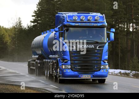 SALO, FINLANDIA, 4 MARZO 2017: Camion cisterna blu Scania R580 per il trasporto alla rinfusa di Kuljetusliike Markus Hanninen Oy si sposta presto lungo la strada asfaltata bagnata Foto Stock