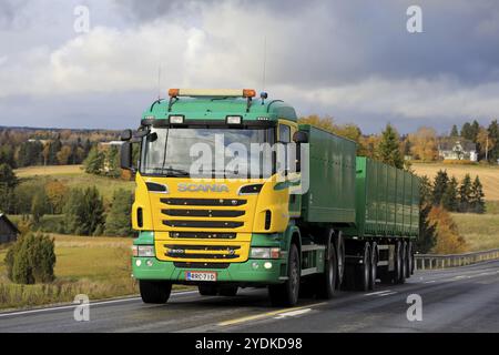 Camion giallo e verde Scania R500 di Siuntion Koneasema Oy in un trasporto stagionale di barbabietole da zucchero sulla strada panoramica autunnale di Salo, Finlandia. 12 ottobre 2019 Foto Stock