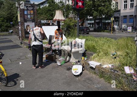 28.05.2023, Berlino, Germania, Europa, due senzatetto soggiornano tra i mobili scartati ad un incrocio nel quartiere Kreuzberg di B. Foto Stock