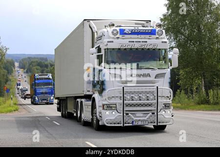 IKAALINEN, FINLANDIA, 9 AGOSTO 2018: Rimorchio semi-refrigerato Scania personalizzato bianco TS Express, Polonia, in convoglio di veicoli per Power Truck Show 2018, UE Foto Stock