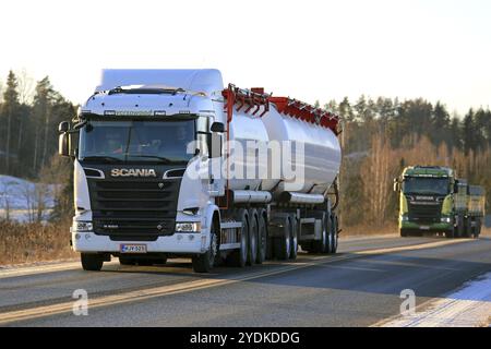 SALO, FINLANDIA, 5 GENNAIO 2017: Veicolo per il trasporto di merci sfuse Scania R580 bianco per Versowood e un altro nuovo veicolo combinato Scania percorre la strada su A. Foto Stock