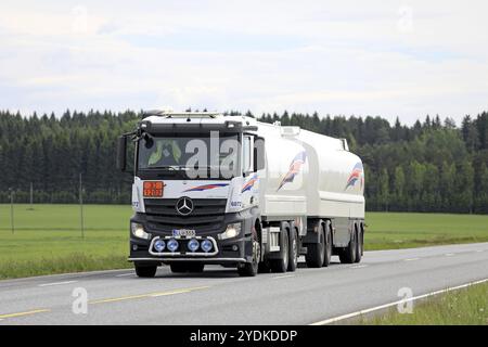 JOKIOINEN, FINLANDIA, 16 GIUGNO 2017: Camion cisterna Mercedes-Benz Actros 2545 bianco per il trasporto di carburante su strada. Il codice ADR 33-1203 indica che la benzina è stata Foto Stock