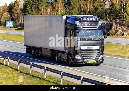 Furgone nero DAF XF Roovert dall'Olanda che trasporta un semirimorchio FRC in autostrada in una soleggiata mattina di primavera. Salo, Finlandia. 30 aprile 2021 Foto Stock