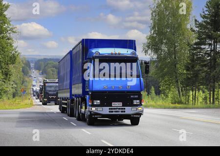 Blue Sisu SM300 aftercooler Truck anno 1992 di Kuljetusliike Markus Haenninen trasporta un rimorchio in salita in un convoglio di camion al Power Truck Show 2019. Ikaalinen Foto Stock