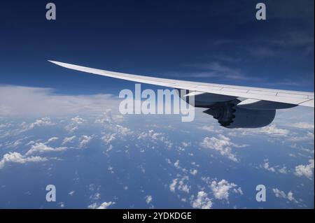 13.07.2023, Singapore, Repubblica di Singapore, Asia, Vista da un aereo passeggeri Lufthansa Boeing 747-8 Jumbo Jet dell'ala e del motore durante Foto Stock