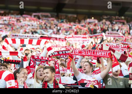 Stoccarda, Germania. 26 ottobre 2024. VfB Stuttgart Fans, Fanschal, GER, VfB Stuttgart vs. Holstein Kiel, Fussball, Herren, 1. Bundesliga, 8 anni. Spieltag, Spielzeit 2024/2025, 26.10.2024, LE NORMATIVE DFL/DFB VIETANO QUALSIASI USO DI FOTOGRAFIE COME SEQUENZE DI IMMAGINI E/O QUASI-VIDEO, foto: Eibner-Pressefoto/Wolfgang Frank Credit: dpa/Alamy Live News Foto Stock