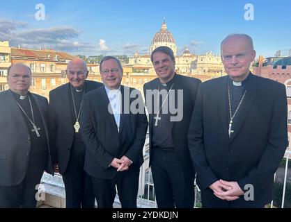 Vatikanstadt, Vaticano. 27 ottobre 2024. I vescovi tedeschi Bertram Meier (l-r), Felix Genn, Georg Bätzing, Stefan Oster e Franz-Josef Osterbeck di fronte alla basilica di San Pietro. Crediti: Christoph Sator/dpa/Alamy Live News Foto Stock