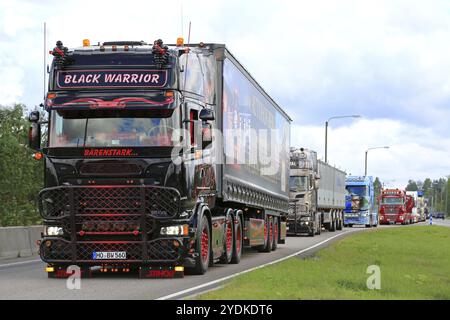 JALASJARVI, FINLANDIA, 6 AGOSTO 2015: Scania R620 Black Warrior dalla Germania partecipa al convoglio di camion al Power Truck Show 2015 ad Alaharma, Finla Foto Stock