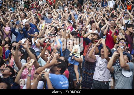 26.12.2019, Singapore, Repubblica di Singapore, Asia, la gente si riunisce all'anfiteatro di Kebun Baru Springs, Ang Mo Kio, per vedere l'ecli solare anulare Foto Stock