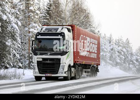 Salo, Finlandia, 23 dicembre 2018: Il semi-camion bianco Volvo FH 500 tira il rimorchio Spedition Bode su una strada innevata in una fredda giornata invernale in Finlandia, Europa Foto Stock