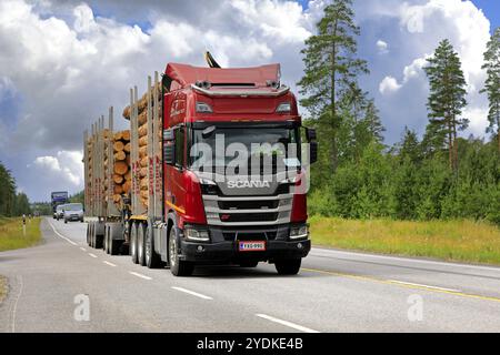 Red Scania R540 XT camion di tronchi di Kuljetus Simo Iitti Ky tira il carico di tronchi di pino lungo l'autostrada 25 in estate. Raasepori, Finlandia. 24 luglio 2020 Foto Stock