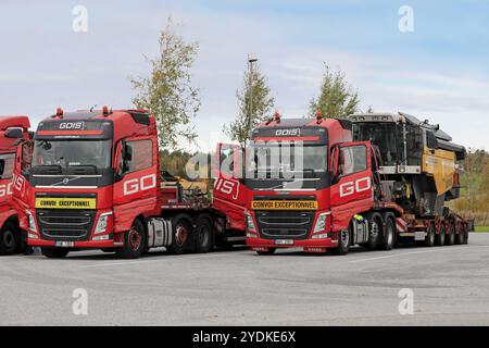 Red Volvo FH semi camion Goisa logistica di grandi dimensioni per il trasporto di carichi di Sampo Rosenlew 3085L mietitrebbia su arresto carrello a Salo, Finlandia. Ottobre 6, 2019 Foto Stock