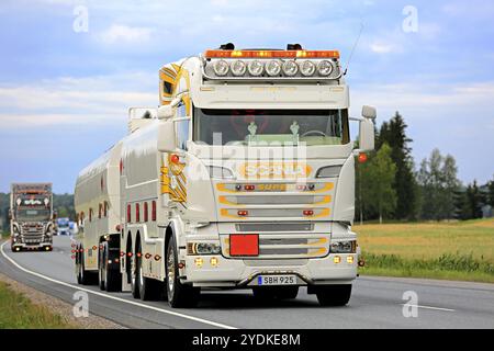 LEMPAALA, FINLANDIA, 9 AGOSTO 2018: Scania R560 Tank Truck di Johan Nordqvist Transport AB dalla Svezia in convoglio al Power Truck Show 2018, Finlandia, EUR Foto Stock