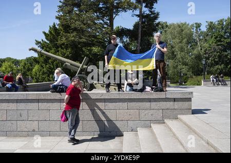 09.05.2024, Berlino, Germania, Europa, sostenitori pro-ucraini protestano con una bandiera Ucraina contro la guerra di aggressione russa in Ucraina, su Victo Foto Stock