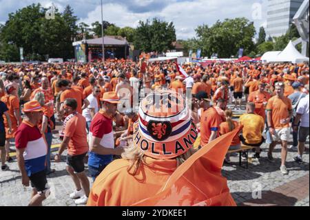 06.07.2024, Berlino, Germania, Europa, i tifosi della nazionale olandese di calcio si riuniscono al centro fieristico Messe Nord e festeggiano di fronte al Foto Stock