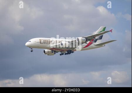 02.06.2024, Berlino, Germania, Europa, un aeromobile passeggeri Emirates Airline Airbus A380-800 con immatricolazione A6-EVG in avvicinamento a Berlino Brandenbur Foto Stock