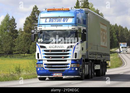 SALO, FINLANDIA, 11 GIUGNO 2017: Due autocarri Scania R500 splendidamente personalizzati di L Retva Oy trasportano merci lungo l'autostrada estiva Foto Stock