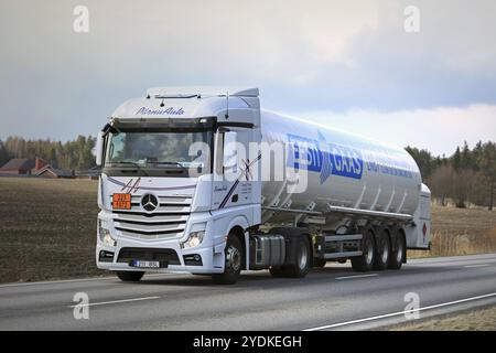 SALO, FINLANDIA, 13 APRILE 2017: Autocarro semi-serbatoio Mercedes-Benz Actros per Eesti GaA in trasporto ADR in Finlandia. Il codice ADR 223-1972 significa metano ref Foto Stock