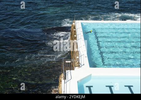 21.09.2018, Sydney, New South Wales, Australia, Un nuotatore fa un tuffo nella piscina del Bondi Icebergs Swimming Club, Oceania Foto Stock