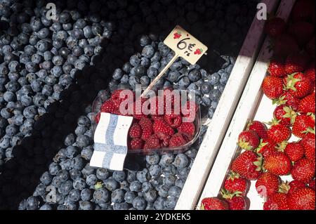 23/06/2018, Helsinki, Finlandia, Europa, mirtilli freschi, i lamponi e le fragole sono offerti in una stalla di mercato, in Europa Foto Stock