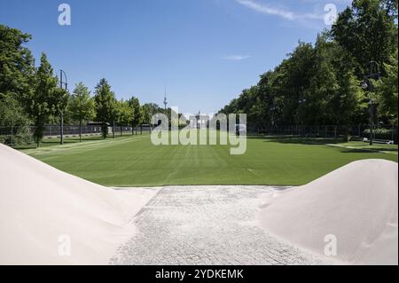 17.05.2024, Berlino, Germania, Europa, erba verde artificiale sul miglio dei tifosi per il Campionato europeo di calcio (UEFA EURO 2024) davanti al Bra Foto Stock