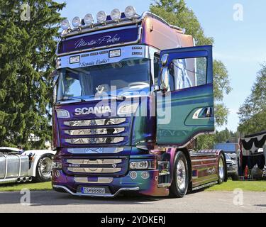 PORVOO, FINLANDIA, 2 LUGLIO 2016: Colorato trattore Scania R520 della Slovacchia Martin Pakos durante il Riverside Truck Meeting 2016 Foto Stock