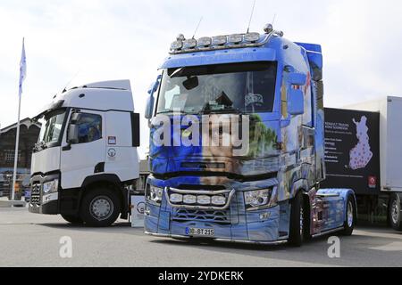 ALAHARMA, FINLANDIA, 7 AGOSTO 2015: L'avatar tedesco Renault Trucks T480 di Talmon Transporte OHG con Range T Truck bianco al Power Truck Show 2015 Foto Stock