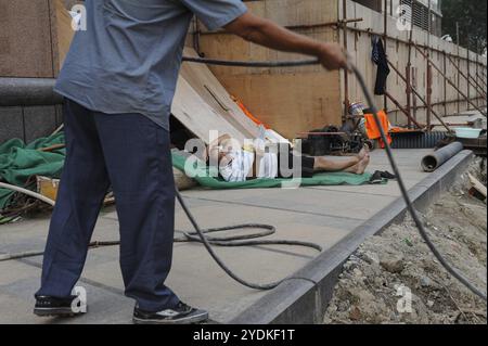 16.08.2012, Pechino, Cina, Asia, due lavoratori in un cantiere nel centro finanziario della capitale cinese, Asia Foto Stock