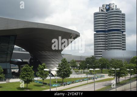 23.06.2019, Monaco, Baviera, Germania, Europa, alto edificio BMW 'Vierzylinder' con edificio espositivo BMW Welt sul Mittlerer Ring a Milbertshof Foto Stock