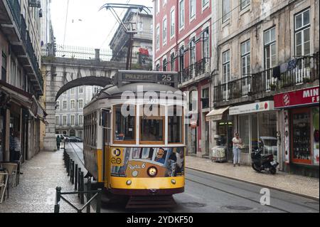 11.06.2018, Lisbona, Portogallo, Europa, Un tram nel centro storico della capitale portoghese, Europa Foto Stock