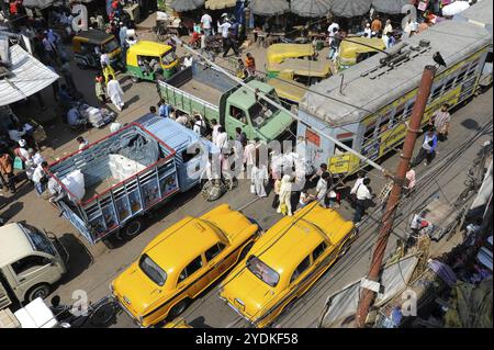 25.02.2011, Kolkata, Bengala occidentale, India, Asia, una vista dall'alto del traffico quotidiano nella metropoli indiana, in Asia Foto Stock