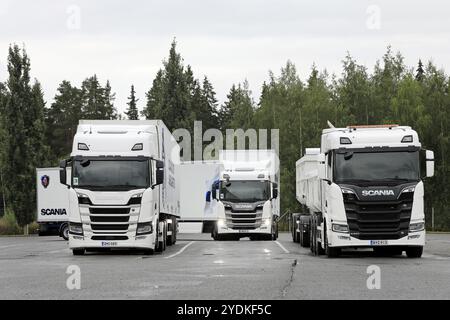 Turku, Finlandia. 23 agosto 2019. I semirimorchi Scania G500 si trovano tra altri due veicoli Scania bianchi, R410 e R650. Scania in Finlandia 70 anni di tour Foto Stock